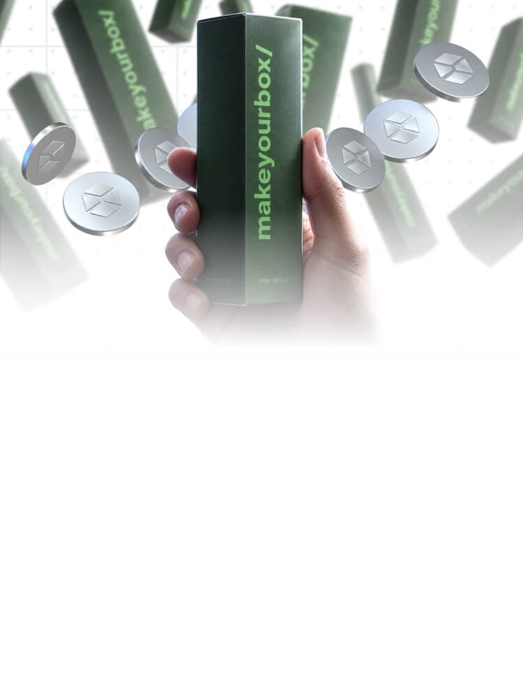Une main tient une boîte verte personnalisée, entourée de pièces portant le logo Packly