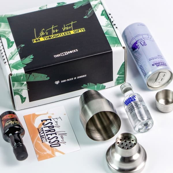 Scatola a valigetta con ingredienti  per cocktail e shaker come idea regalo