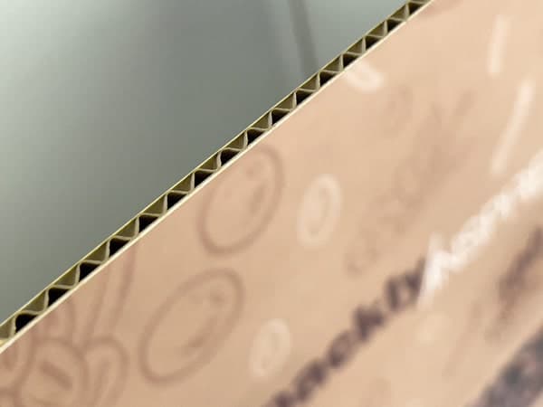 Soggettiva sullo spessore in ondulato della scatola americana