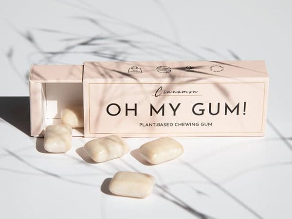 Pull out box with double wall tray containing vegan chewing gum