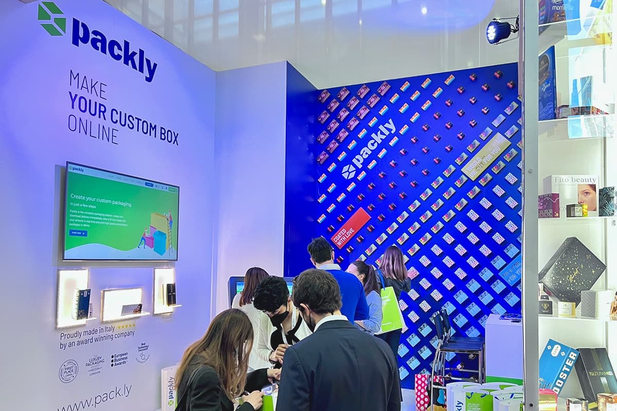 cover 2022 packly at cosmopack crowded booth 