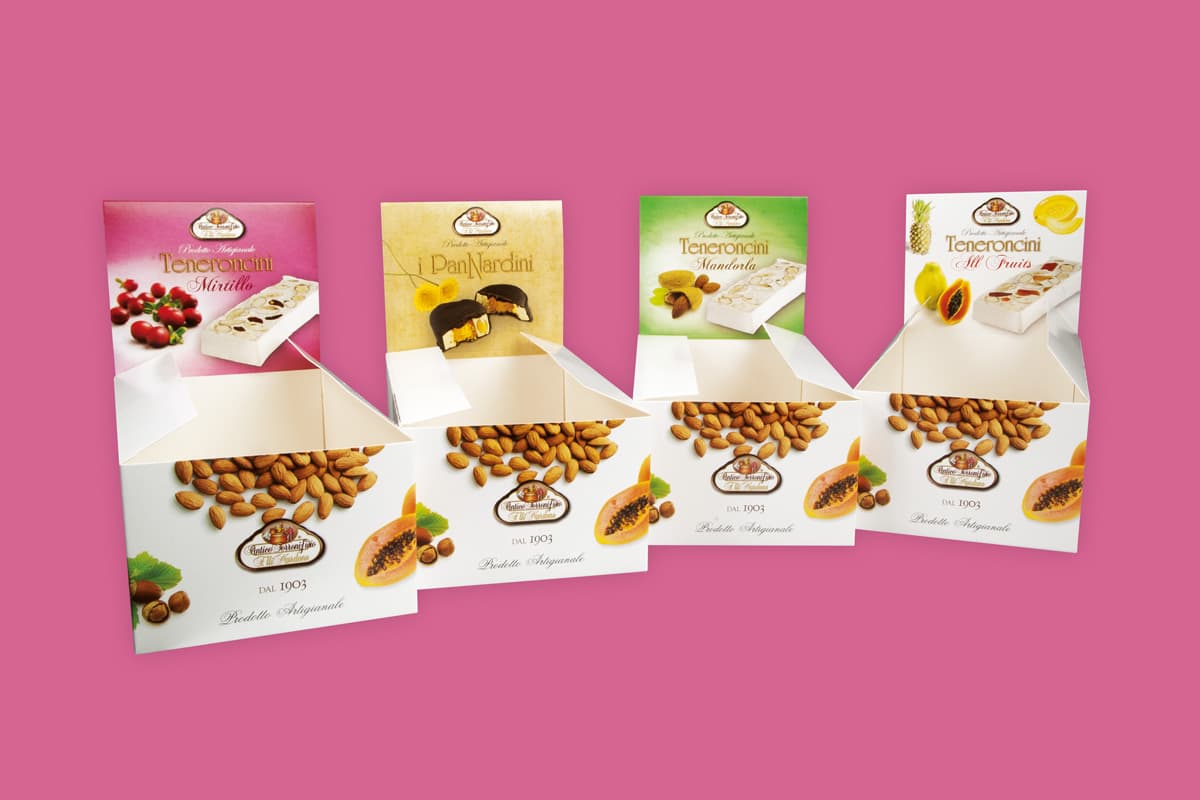 espositori assortiti in cartoncino per dolci