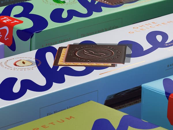 Detail on the ennoblements and packaging elements
