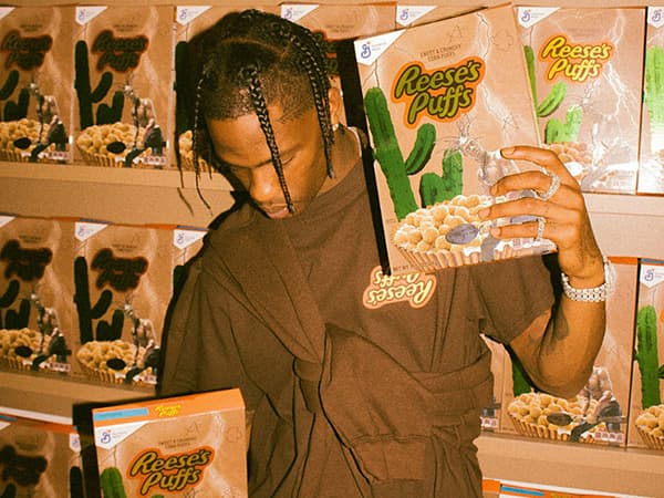 Il packaging dei cereali Reese's Puffs con una collab