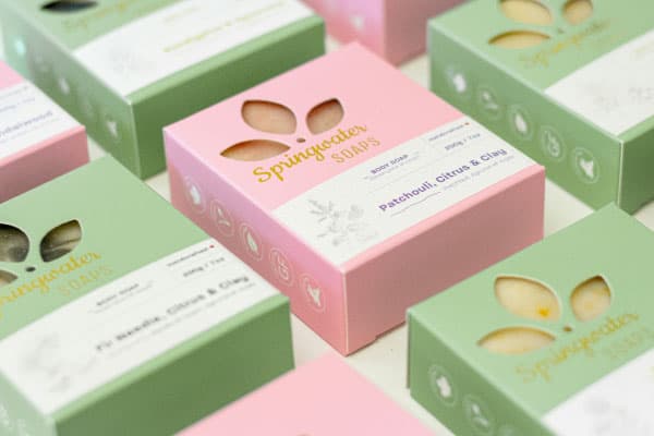 Cajas de jabón rosa y verde salvia