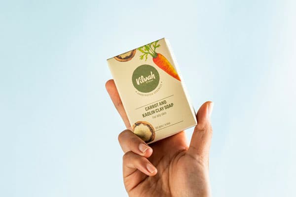 Une main montrant une boîte contenant un savon