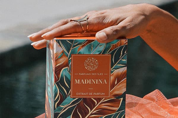 La scatola dai colori caldi che contiene i profumi di Parfums des Iles.