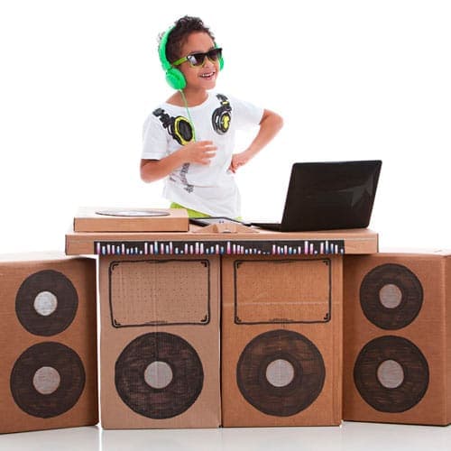 Consolle in cartone per un bimbo DJ