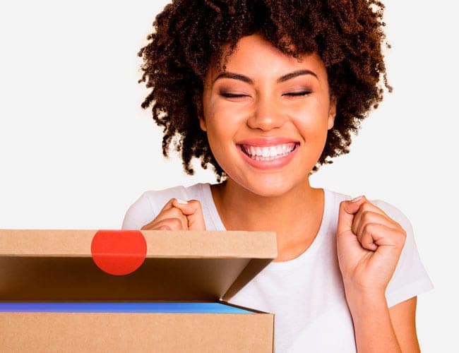 Unboxing di una confezione in cartone