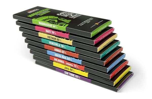 Astucci slim con fondo nero e colore differenziato per provenienza del cacao