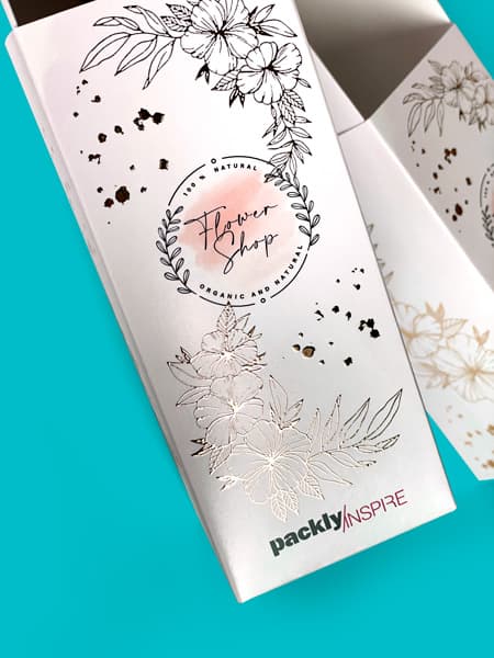 Dettaglio sul vassoio e contenitore per fiori