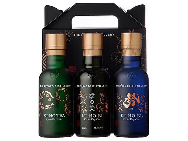 Scatola con manico in ondulato con nobilitazione in oro per gin