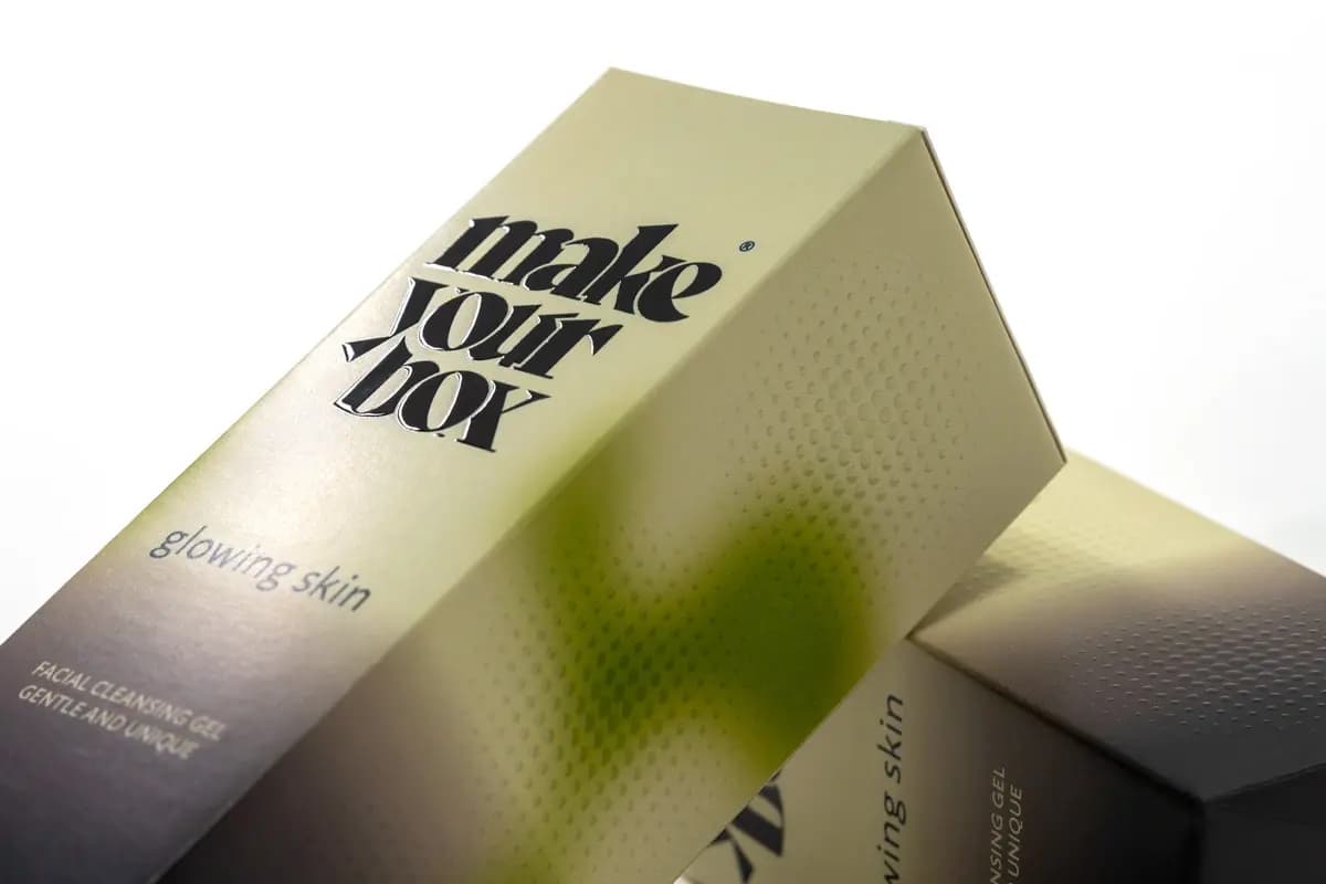 Boîte blanche et verte avec ennoblissement et finition mate