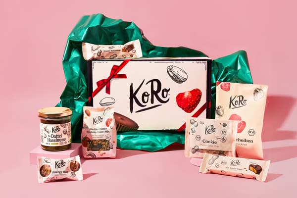 Elegant Christmas gift box featuring 7 delicacies