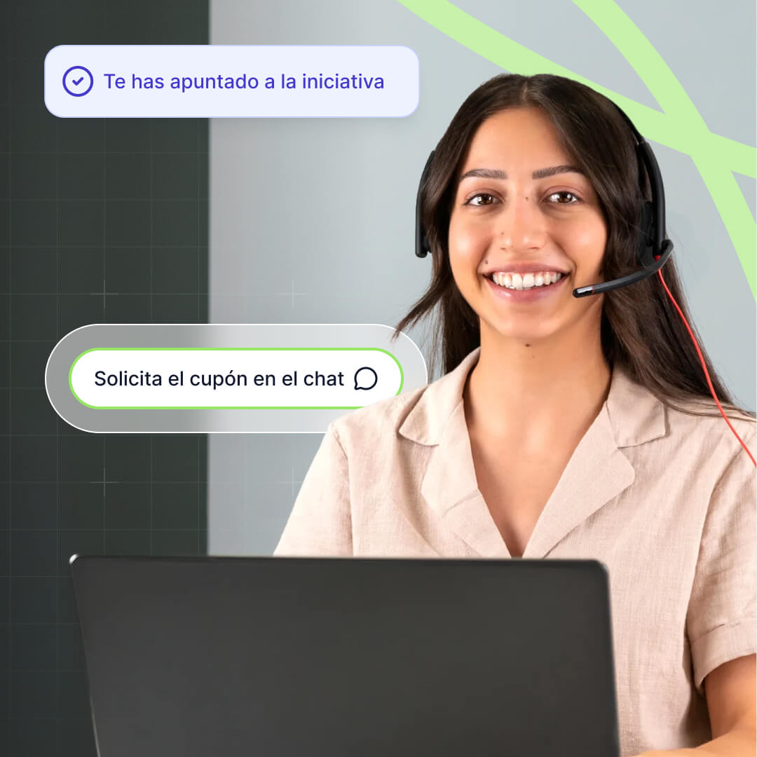 Integrante del equipo de Customer Success de Packly con auriculares, junto a la notificación «Te has apuntado a la iniciativa» y al botón «Solicita el cupón en el chat»