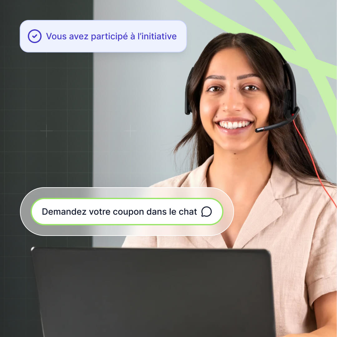 Membre de l’équipe Customer Success Packly avec un casque, à côté de la notification « Vous avez participé à l’initiative » et du bouton « Demandez votre coupon dans le chat »