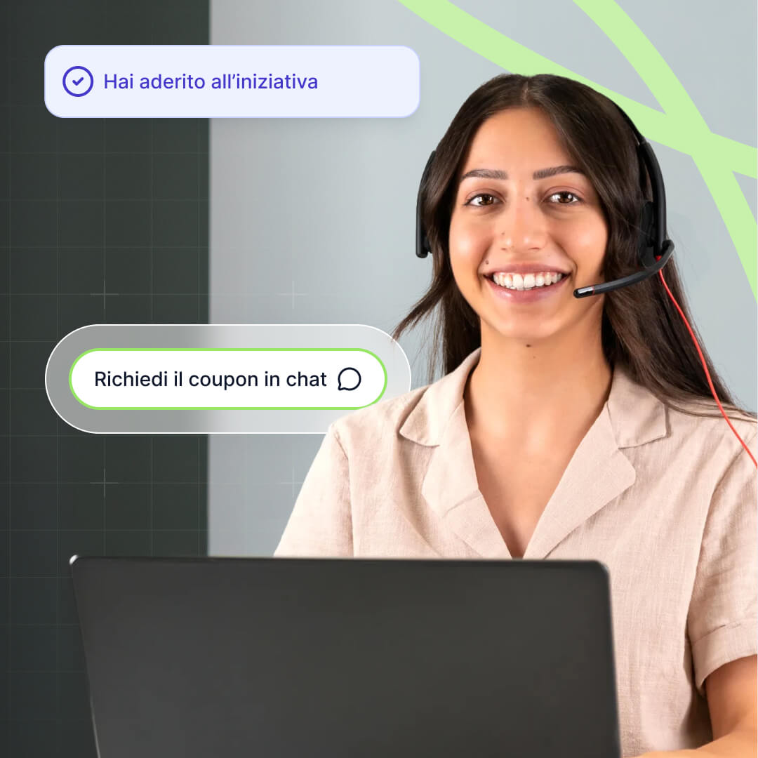 Operatrice del Customer Success Team Packly con cuffie e microfono, accanto alla notifica “Hai aderito all’iniziativa” e al pulsante “Richiedi il coupon in chat”